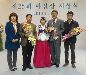 25일 서울 아산생명과학연구원에서 열린 제25회 아산상 시상식에서 이현수(사진 중간) 씨가 수상 후 가족 등과 기념촬영을 하고 있다. 상주시 제공