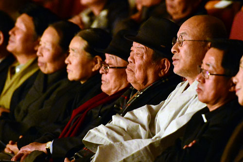 대구종교인평화회의 각 종단 대표들이 객석에 앉아서 아름다운 하모니와 선율을 듣고 있다.