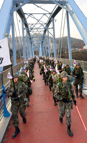 한미 동맹 60주년을 맞아 마련된 한미 장병 낙동강방어선 100㎞ 종주행군에서 육군 제50보병사단 칠곡대대 장병들이 칠곡 호국의 다리를 행군하고 있다. 미군 캠프캐럴 3개 대대 장병들은 3일 오후부터 행군을 실시했다. 정운철기자 woon@msnet.co.kr