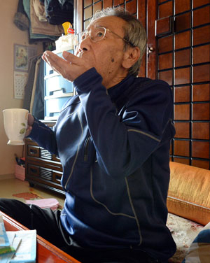 하루하루 약에 의지해 사는 김시환(76) 씨는 자신의 약을 대신 받아오는 아내의 지친 모습을 볼 때마다 미안함이 앞선다. 김태형기자 thkim21@msnet.co.kr