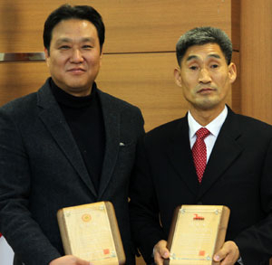 한국우사회와 한국민속소싸움협회는 12일 박성구(사진 왼쪽) 우사회 대표이사를 민속소싸움협회 명예회장으로, 조위필 민속소싸움협회 회장을 우사회 고문으로 각각 위촉했다. 한국우사회 제공