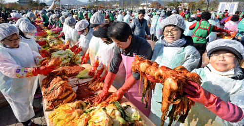 지난달 21일 새마을회 주최로 경주 시민운동장 앞 광장에서 열린 행사. 김태형기자 thkim21@msnet.co.kr