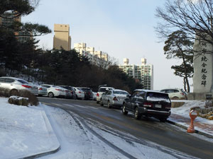 영주시청을 방문하는 민원인들이 주차장 부족으로 주차 전쟁을 벌이고 있다. 마경대기자