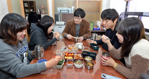 건강과 절약, 시간적 여유까지 챙길 수 있는 도시락의 인기가 뜨겁다. 9일 대구 시내 한 사무실에서 직장인들이 각자 마련해온 도시락을 함께 들며 이야기꽃을 피우고 있다. 김태형기자 thkim21@msnet.co.kr