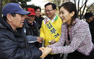 2012년 대구 수성갑 국회의원 선거에 나선 김부겸 당시 민주통합당 후보가 대구 수성구에서 딸인 탤런트 윤세인(본명 김지수)과 함께 지지를 부탁하고 있다.우태욱기자 woo@msnet.co.kr