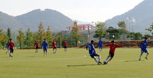 창녕군 부곡온천 휴양단지에 조성된 창녕스포츠파크에서 축구 전지훈련팀이 훈련을 펼치고 있다.