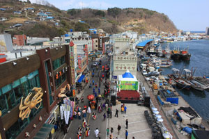 지난해 영덕대게축제가 열린 강구항 대게상가거리에서 왕건행차재연 프로그램이 열리고 있다. 영덕군 제공