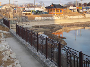 김유신 장군이 압독주 군주로 있으면서 군사훈련을 시킬 당시 말에게 물을 먹였던 못이라고 전해오는 마위지 주변에 근린공원 조성 사업이 한창이다. 이 때문에 문화유산 훼손 논란이 일고 있다. 김진만기자