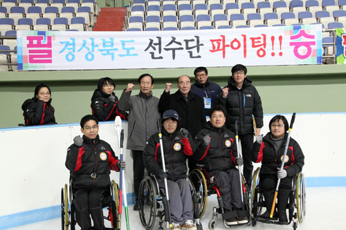 전국 장애인동계체전에 출전하는 경북 컬링 선수단이 의성컬링센터에서 포즈를 취했다. 경북장애인체육회 제공