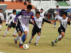 지난해 2월 영덕에서 열린 맨유프리미어컵 춘계중등축구연맹전 왕중왕전에서 울산 현대중과 경기 대화중 선수들이 볼을 다투고 있다. 영덕군청 제공