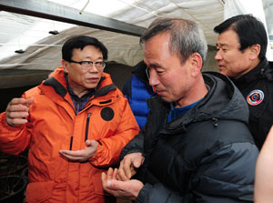 이동필(사진 왼쪽) 농림축산식품부장관이 폭설 피해를 입은 포항시 죽장면 상옥리 농가를 찾아 피해현황을 살피고 있다. 포항시 제공