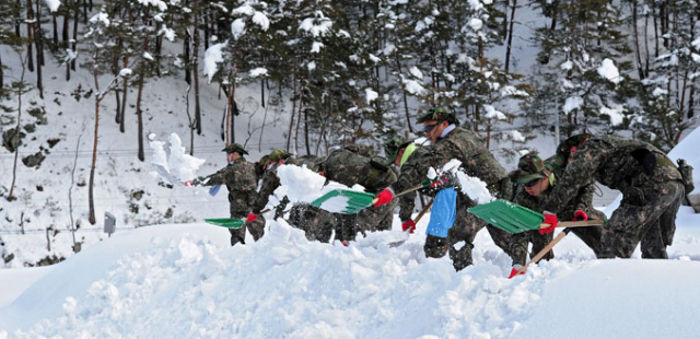 12일 육군 제2작전사령부 50사단 울진대대 장병들이 울진군 북면 검성리에서 폭설에 고립된 농가 주변에서 제설작업을 벌이고 있다. 우태욱기자 woo@msnet.co.kr