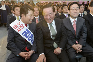 권영진 대구시장 예비후보가 15일 대구 수성구 범어네거리 한 빌딩에서 가진 선거사무소 개소식에서 친박계 좌장인 서청원 국회의원과 이야기를 나누고 있다. 성일권기자 sungig@msnet.co.kr