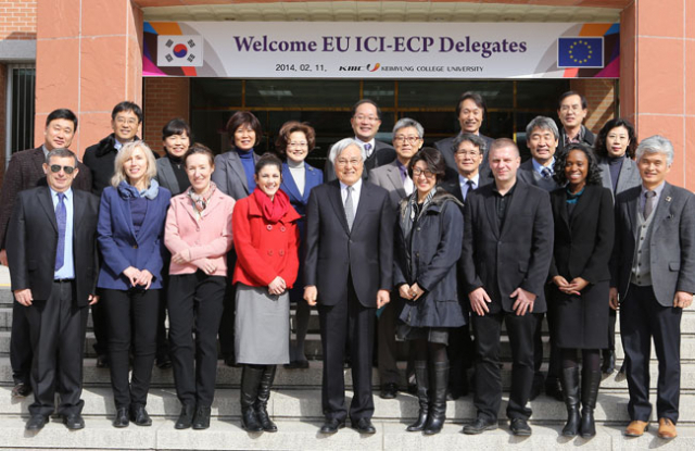 한-EU 교육협력사업(EU ICI-ECP)을 위해 한국을 방문한 EU 측 영국 웨스트민스터킹스웨이대학, 핀란드 반타직업대학, 슬로바키아 질리나대 관계자들이 기념사진을 찍고 있다. 계명문화대 제공