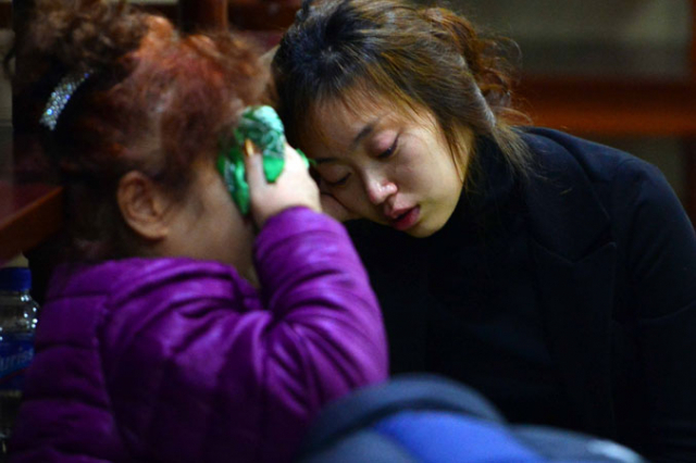 18일 오전 경주 마우나오션리조트 체육관 붕괴 사고로 숨진 6명의 희생자 시신이 안치된 울산 21세기병원에서 유가족들이 눈물을 흘리며 오열하고 있다. 정운철기자 woon@msnet.co.kr