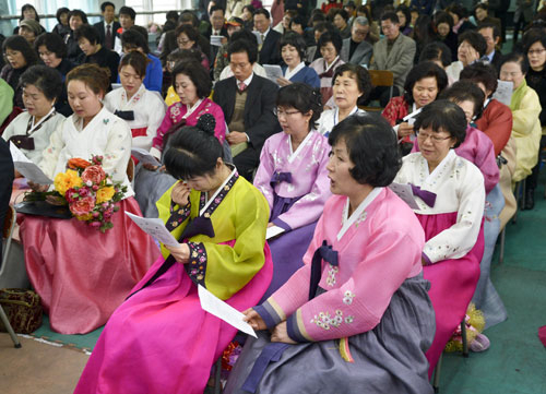 26일 대구 경신정보과학고에서 열린 졸업식에서 만학도들이 졸업식 노래를 부르며 눈시울을 붉히고 있다. 우태욱기자 woo@msnet.co.kr