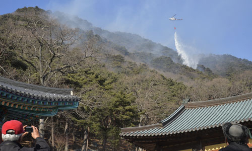 5일 구미시 해평면 도리사 뒷산에 산불이 발생해 출동한 소방헬기가 진화작업을 벌이고 있다. 대구기상대는 구미 등 경북내륙지역에 건조주의보를 내려 봄철 산불예방에 각별히 주의할 것을 당부했다. 성일권 기자 sungig@msnet.co.kr