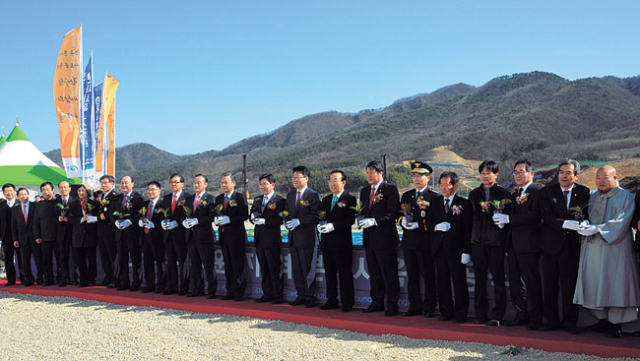 한국수력원자력은 10일 경주시 양북면 장항리 본사 신사옥 건립현장에서 기공식을 열었다.