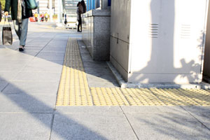 대구 중구 현대백화점 앞. 도시철도역 부근의 시설물 바로 옆에 점자블록이 설치돼 시각장애인이 안전거리를 확보하기 어렵다.