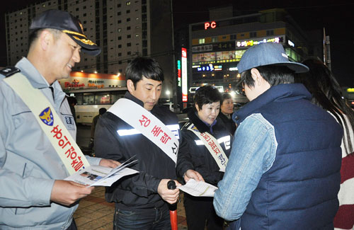 경산경찰서 자율방범연합대원들이 13일 밤 경산시 하양읍 금락리 대구가톨릭대학 주변에서 품앗이 순찰을 했다. 이날 대원들은 대학생들에게 범죄예방과 대처법을 적은 전단지도 나눠줬다. 경산경찰서 제공