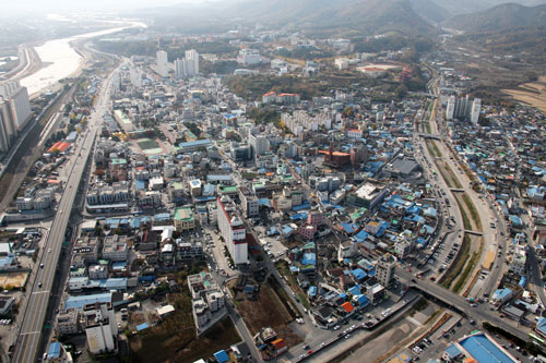 대구도시철도 1호선이 연장 개통될 예정인 경산시 하양읍 전경. 금호강 물줄기를 따라 놓인 대구선 철로가 폐선이 되면 이를 이용해 대구도시철도가 건설될 예정이다. 경산시 제공