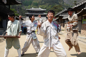 지난해 문경전통찻사발축제에서 각설이 패로 맹활약한 퍼포먼스 배우들. 문경시 제공