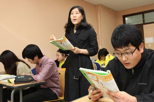 구미대학교는 해외 취업 1등 대학을 목표로 발걸음을 빨리 하고 있다. 일본 취업이 예정된 일본취업동아리반 학생들이 일본어 공부를 하고 있다.