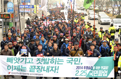 정부가 근로자들의 정년을 60세까지 연장하는 대신 임금피크제 도입을 포함한 새로운 임금체계 권고안을 발표하자 재계는 환영하는 반면 노동계는 반발하고 있다. 지난 2월 민노총 대구지역본부의 노동탄압 반대집회 모습. 매일신문 DB