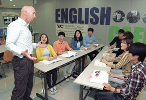 영진전문대 외국어교육원은 새내기들의 눈높이에 맞춘 자기주도 학습형 영어특별반(ESP, English Special Program)을 개설했다. 그룹별 학습 활동에 참여하고 있는 학생들. 영진전문대 제공