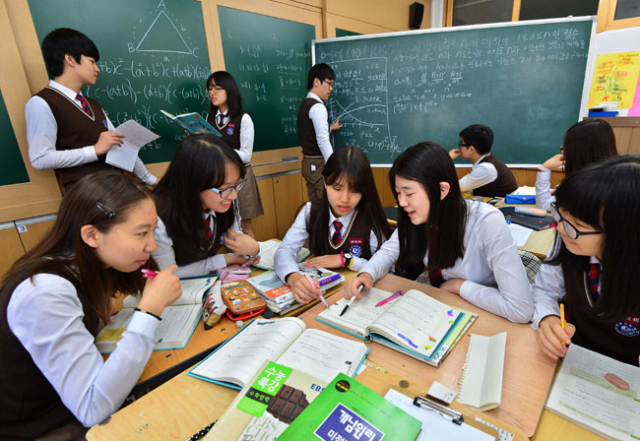 사회가 변화하고 대학입시 제도가 달라지면서 고교 교육 프로그램도 변해야 한다는 목소리가 커지고 있지만 대구경북 고교 상당수는 여전히 과거에 안주하고 있다. 반면 대구 포산고(사진 윗쪽)와 구미 현일고(사진 아래)처럼 변화를 위해 새로운 도전을 시작하는 곳도 있다. 포산고가 방과후학교 프로그램을 대폭 손질, 진로