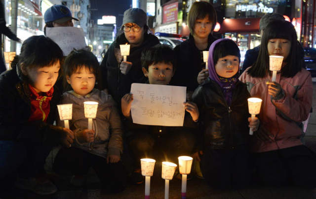 세월호 침몰 엿새째인 21일 대구 한 인터넷 카페 동아리회원들이 대구 중구 중앙파출소 앞에서 희생자 추모 및 실종자들의 무사 생환을 기원하고 있다. 성일권 기자 sungig@msnet.co.kr