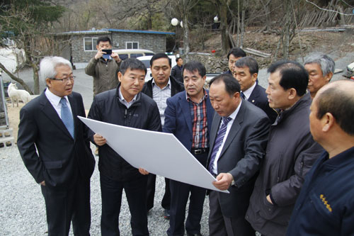 경상북도 행정심판위원회 위원과 경북도 공무원 등이 경산시 남천면 신석리 일대 토석채취 허가 신청지를 찾아 주민과 업체 측 관계자들의 의견을 수렴하고 있다.