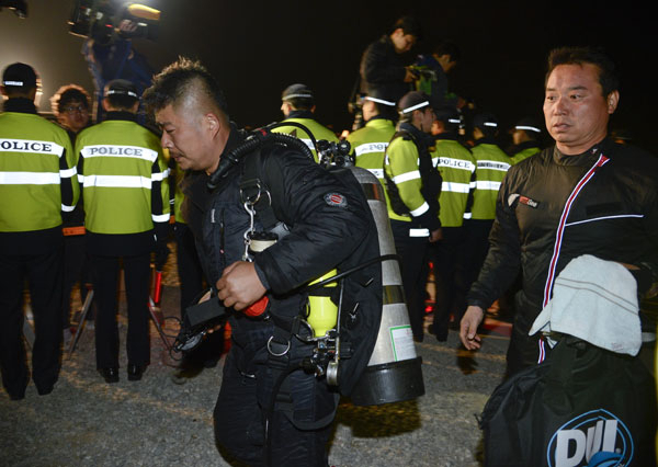 세월호 선내 수색을 위해 투입된 민간잠수부들이 구조 작업을 마치고 팽목항으로 들어오고 있다. 우태욱 기자 woo@msnet.co.kr