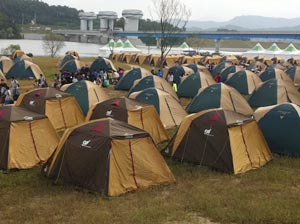 제4회 국제패트롤 잼버리 대회 장소인 상주시 중동면 강창나루 공원 일대. 지난해 세계물포럼행사 때 청소년 스카우트 대원들이 이곳에서 야영을 즐겼다. 야영장 뒤로 상주보가 보이고 있다. 고도현 기자