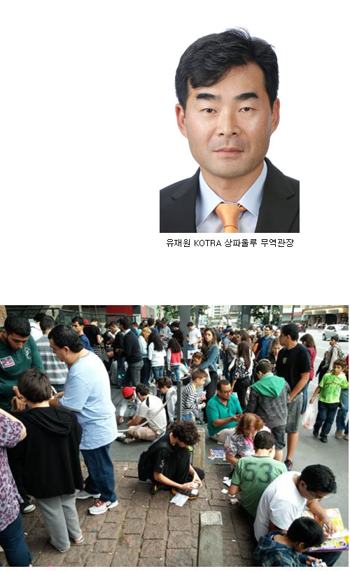 브라질에는 최근 32개국 참가선수 얼굴 사진 모으기 열풍이 전국을 강타하고 있다. 사람이 많이 모이는 장소에는 어김없이 사진 교환이 이뤄진다.