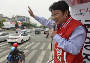 권영진 새누리당 대구시장 후보가 23일 오전 대구 서구 북비산네거리에서 출근길 시민들에게 인사하며 지지를 호소하고 있다. 성일권 기자 sungig@msnet.co.kr