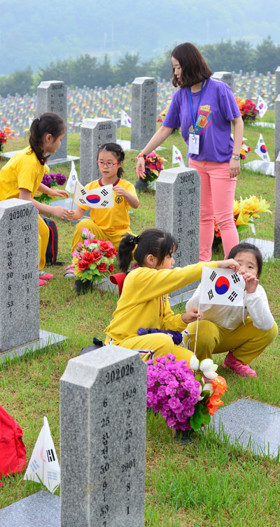 6월은 호국보훈의 달. 5일 오후 국립영천호국원을 찾은 대구와룡초등학교 3학년 학생들이 6