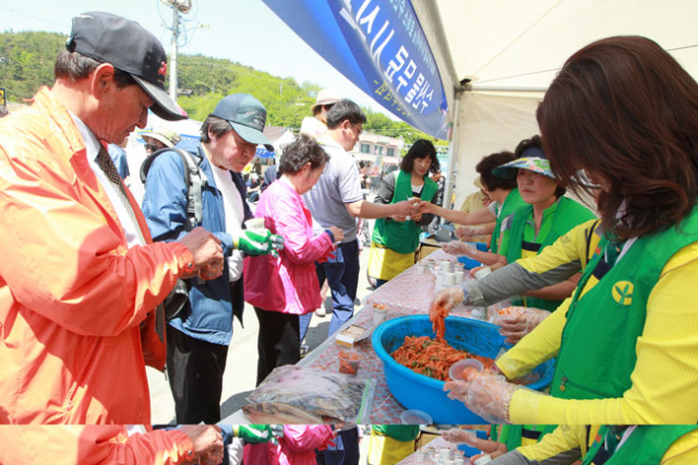 ▲지난해 물가자미축제 시식코너에서 관광객들이 물가자미 회무침을 맛보고 있다. 영덕군 제공