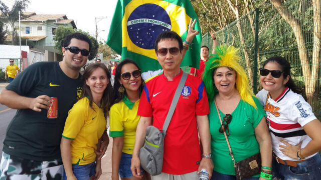 한국과 러시아전이 열린 브라질 쿠이아바 판타나우 경기장에서 포즈를 취한 대구시축구협회 김성열 회장.