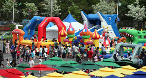 경산중앙교회는 어린이날, 교회 앞마당을 놀이동산으로 꾸며 아이들에게 무료 개방한다.