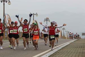 지난해 대회에서 참가자들이 해변을 달리며 환호하고 있다. 영덕군 제공