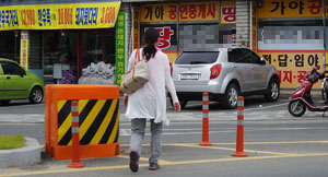 경북 고령군 고령광장 인근에서 한 주민이 무단 횡단을 하고 있다.