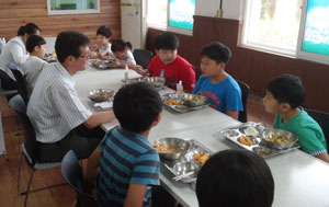 군위교육지원청이 오지 학교를 찾아 스토리텔링이 있는 학교 급식을 운영해 좋은 반응을 얻고 있다. 군위교육지원청 제공