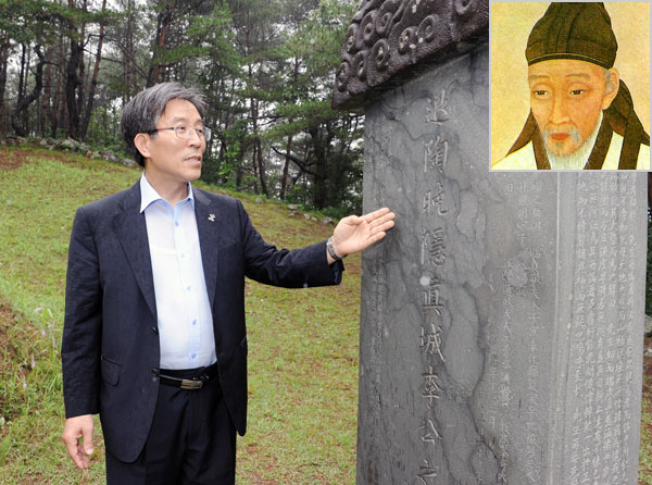 지난 8월 20일 고윤환 문경시장이 안동에 있는 퇴계 선생 산소를 찾아 절을 올린 뒤 비문을 읽고 있다. 고도현 기자