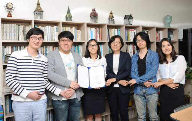 한국대학교육협의회 부설 한국교양기초교육원이 개최한 제1회 전국 대학생 독서토론대회 문학 분야에서 우수상을 받은 대구가톨릭대 