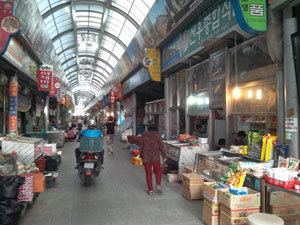 경주 성동시장 내 무허가 점포들이 도로 오른편으로 길게 나열돼 있다. 정상적으로 가게를 내고 영업하는 상인들은 물론 이곳을 찾는 시민들도 통행에 방해가 돼 물건을 사는데 불편이 많다며 무허가 점포 철거를 경주시에 요구하고 있지만 경주시는 팔짱만 끼고 있다. 이채수 기자