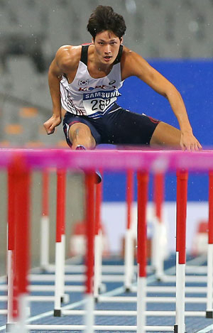 28일 인천 아시아드경기장에서 열린 인천 아시안게임 육상 남자 110m 허들 경기 예선에서 김병준이 허들을 뛰어넘고 있다. 연합뉴스