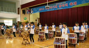 천내중 학생들이 지난달 말 자유학기제 동아리 축제에서 모듬북 공연을 선보이고 있다. 천내중 제공