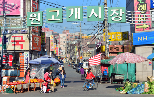 대구 서구 비산동 원고개길(북비산네거리~대평중학교)이 화려했던 옛 명성을 재현하기 위해 새롭게 조성된다. 정운철 기자 woon@msnet.co.kr