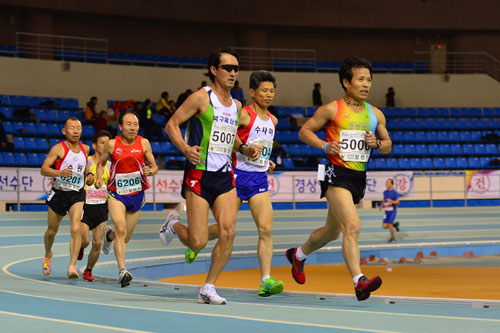 15일 육상진흥센터에서 열린 2014 대구마스터즈실내육상경기대회 남자 1,500m 결승에서 참가자들이 레이스를 펼치고 있다. 정운철 기자 woon@msnet.co.kr